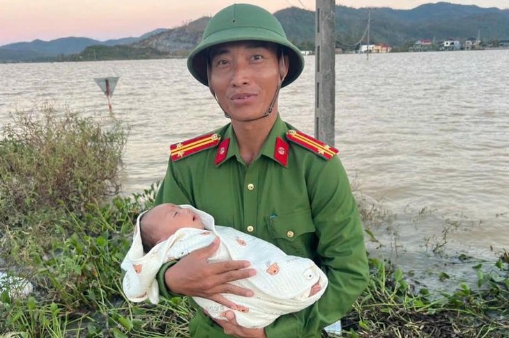 Công an xã vượt lũ giải cứu mẹ con sơ sinh bị cô lập- Ảnh 2.