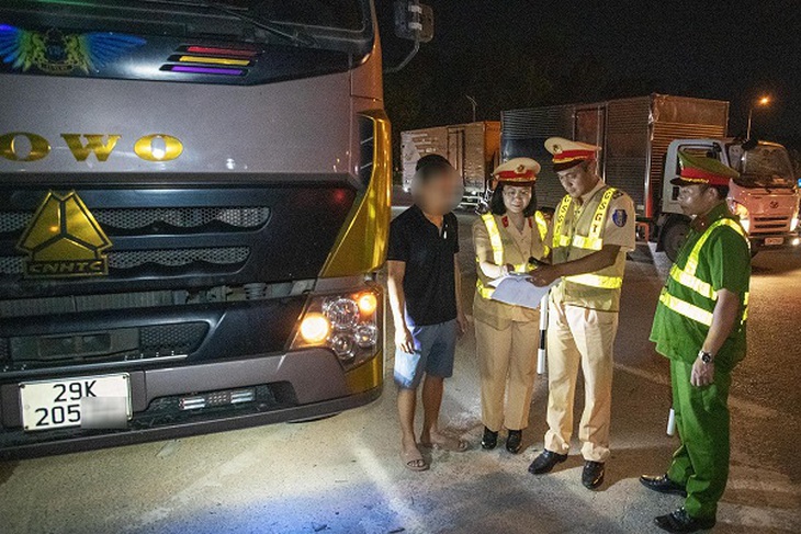 CSGT Hà Nội 'hóa trang' đón lõng xe quá tải trong đêm- Ảnh 1.