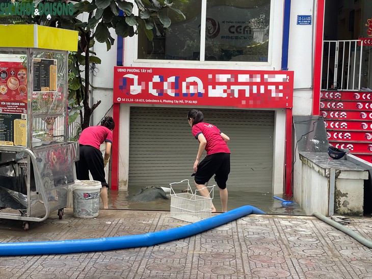 Người dân 'ốc đảo triệu đô' ở Hà Nội tất bật dọn nhà sau ngập lụt- Ảnh 4.