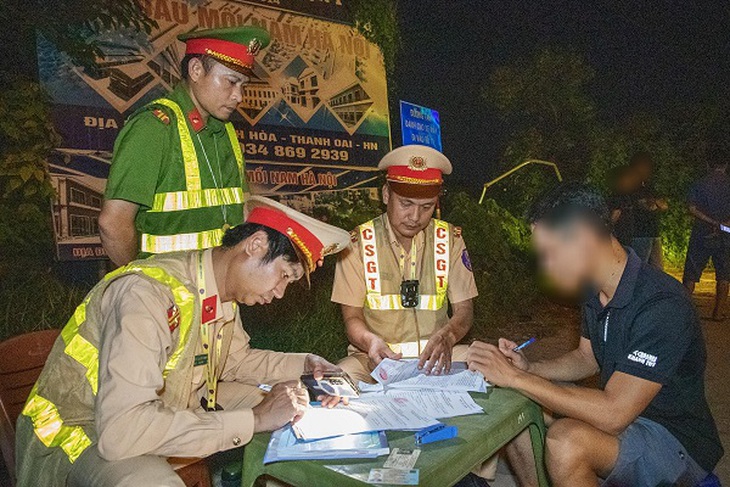 CSGT Hà Nội 'hóa trang' đón lõng xe quá tải trong đêm- Ảnh 3.