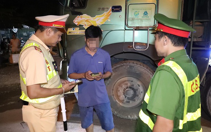 CSGT Hà Nội tuần tra xuyên đêm, phát hiện nhiều chiêu 'lách luật' của tài xế xe tải- Ảnh 7.