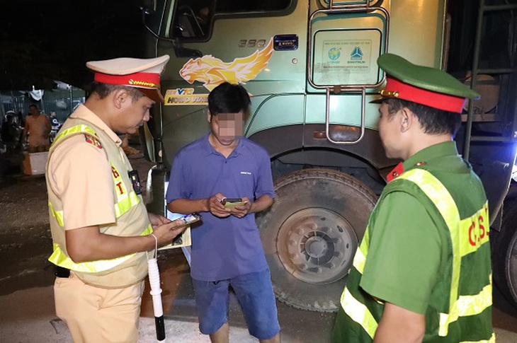 CSGT Hà Nội 'hóa trang' đón lõng xe quá tải trong đêm- Ảnh 4.