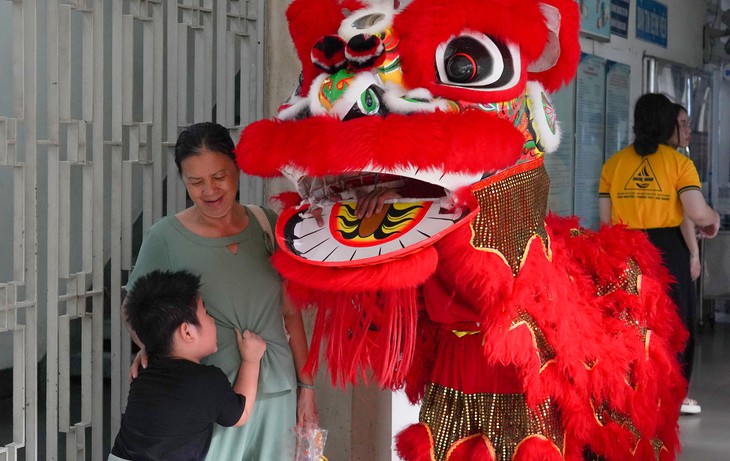 'Trung thu yêu thương' tiếp thêm nghị lực vượt qua bệnh tật cho bệnh nhi- Ảnh 8.