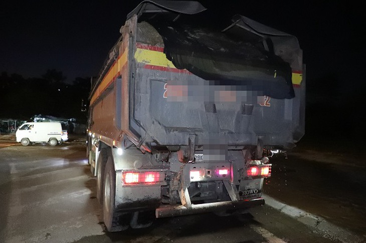CSGT Hà Nội 'hóa trang' đón lõng xe quá tải trong đêm- Ảnh 5.