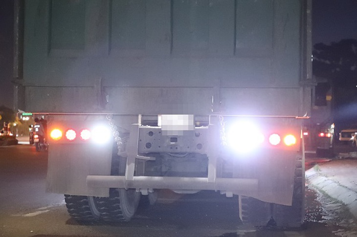 CSGT Hà Nội 'hóa trang' đón lõng xe quá tải trong đêm- Ảnh 6.