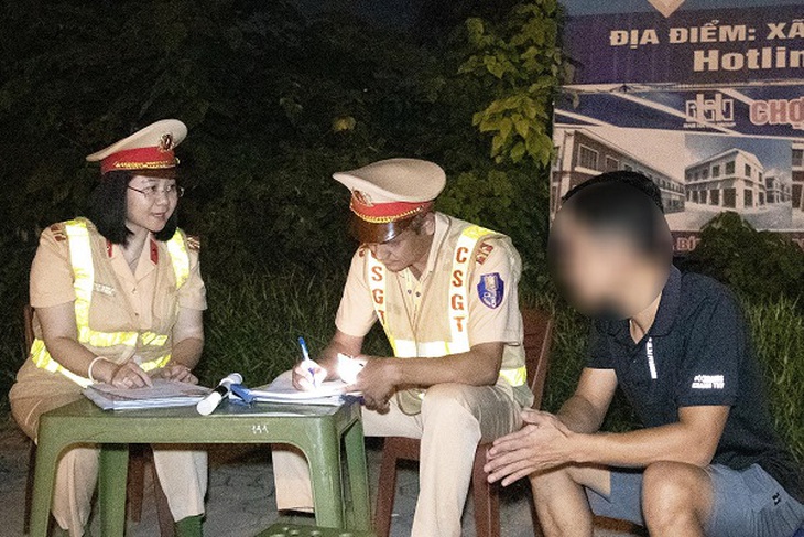 CSGT Hà Nội 'hóa trang' đón lõng xe quá tải trong đêm- Ảnh 7.