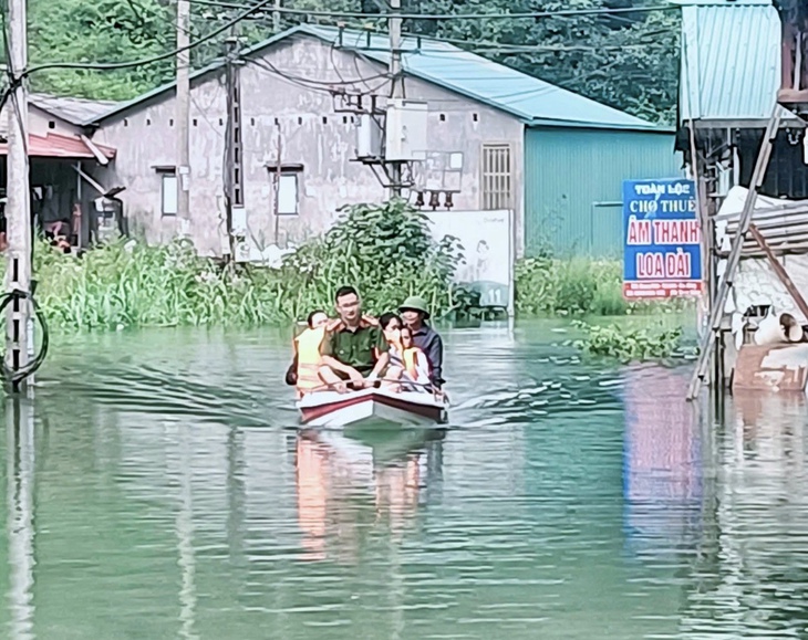 Thai phụ thoát hiểm nhờ công an vượt lũ ứng cứu- Ảnh 1.