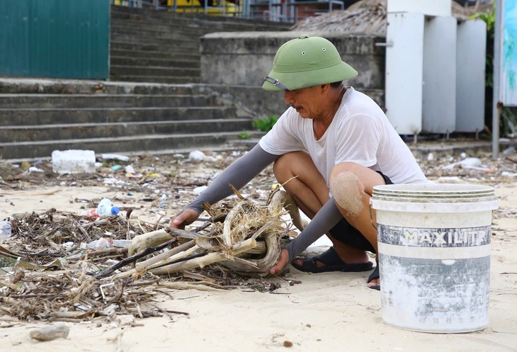 Bãi biển Nhật Lệ ngập rác sau mưa bão- Ảnh 4. Bãi biển Nhật Lệ ngập rác sau mưa bão- Ảnh 4.