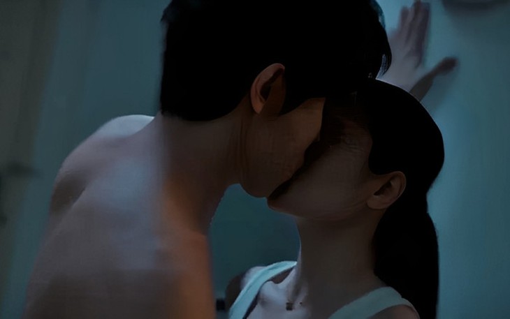 Cảnh 'nóng' của 'tổng tài' Denis Đặng và Việt Hoa gây tranh cãi trong 'Gió ngang khoảng trời xanh'- Ảnh 1. Cảnh 'nóng' của 'tổng tài' Denis Đặng và Việt Hoa gây tranh cãi trong 'Gió ngang khoảng trời xanh'- Ảnh 1.