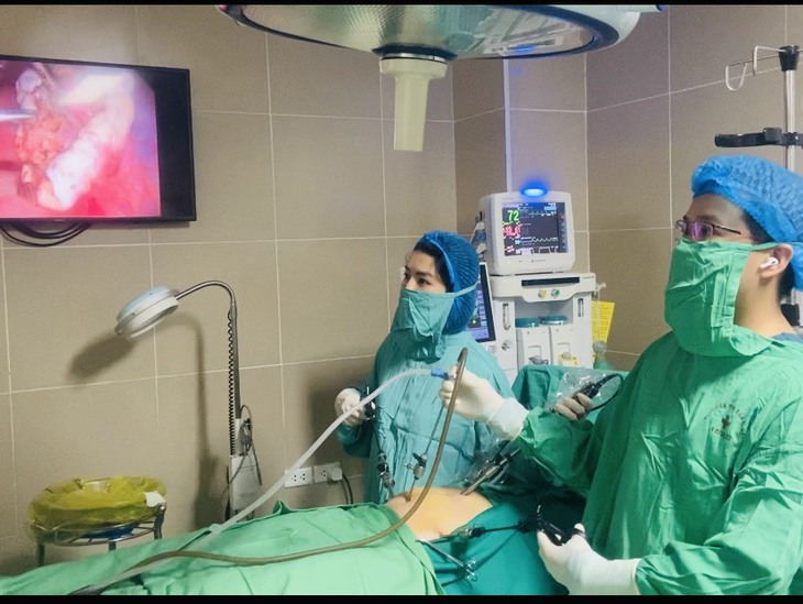 Hy hữu: Bác sĩ phẫu thuật 'nhổ' 10 cái răng trong bụng bệnh nhân có khối u quái buồng trứng- Ảnh 3.