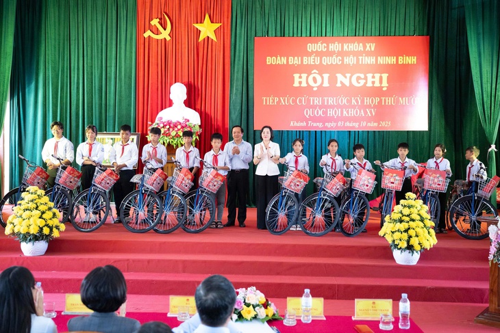 Phó Chủ tịch Quốc hội trả lời kiến nghị cử tri về chính sách thu hút, giữ chân bác sĩ có trình độ về cơ sở- Ảnh 4. Phó Chủ tịch Quốc hội trả lời kiến nghị cử tri về chính sách thu hút, giữ chân bác sĩ có trình độ về cơ sở- Ảnh 4.