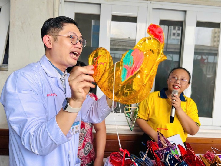 'Trung thu yêu thương' tiếp thêm nghị lực vượt qua bệnh tật cho bệnh nhi- Ảnh 1.