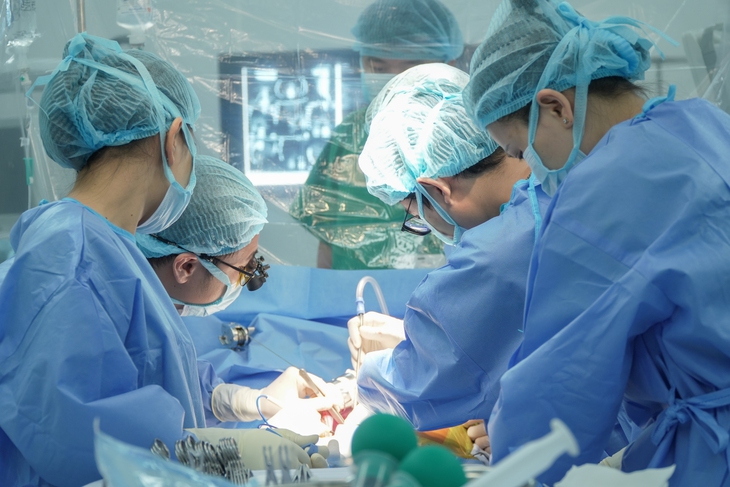 Anh trai hiến gan cứu em suy gan cấp biến chứng não gan độ IV nguy kịch- Ảnh 2.