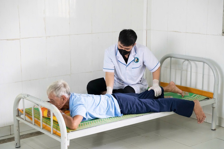 Bệnh viện Y học cổ truyền TPHCM khám bệnh miễn phí, tặng thẻ BHYT cho người cao tuổi- Ảnh 1. Bệnh viện Y học cổ truyền TPHCM khám bệnh miễn phí, tặng thẻ BHYT cho người cao tuổi- Ảnh 1.