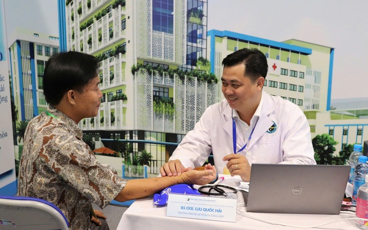 Tuổi trẻ ngành Y tế sẻ chia khó khăn, khám sức khỏe miễn phí cho người dân vùng lũ Tuyên Quang- Ảnh 1.