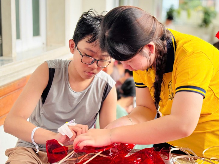 'Trung thu yêu thương' tiếp thêm nghị lực vượt qua bệnh tật cho bệnh nhi- Ảnh 6.