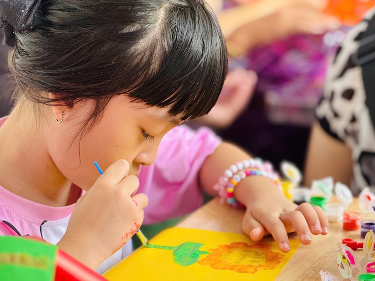 'Trung thu yêu thương' tiếp thêm nghị lực vượt qua bệnh tật cho bệnh nhi- Ảnh 4.