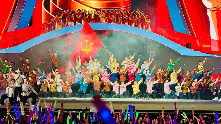 Hạ Long Concert 2025 khởi động mùa du lịch Thu - Đông của Quảng Ninh đầy cảm xúc- Ảnh 2. Hạ Long Concert 2025 khởi động mùa du lịch Thu - Đông của Quảng Ninh đầy cảm xúc- Ảnh 2.