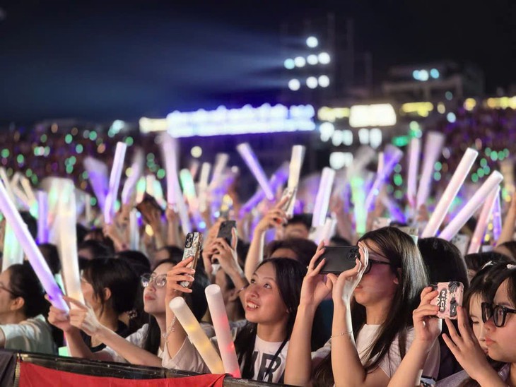 Hạ Long Concert 2025 khởi động mùa du lịch Thu - Đông của Quảng Ninh đầy cảm xúc- Ảnh 5. Hạ Long Concert 2025 khởi động mùa du lịch Thu - Đông của Quảng Ninh đầy cảm xúc- Ảnh 5.