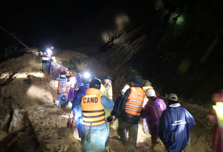 Nghẹt thở hành trình 20km xuyên đêm khiêng 3 người bị thương ở Đà Nẵng đến bệnh viện- Ảnh 1.