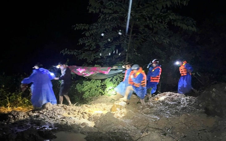 Nghẹt thở hành trình 20km xuyên đêm khiêng 3 người bị thương ở Đà Nẵng đến bệnh viện