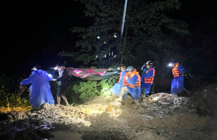 Nghẹt thở hành trình 20km xuyên đêm khiêng 3 người bị thương ở Đà Nẵng đến bệnh viện- Ảnh 2.