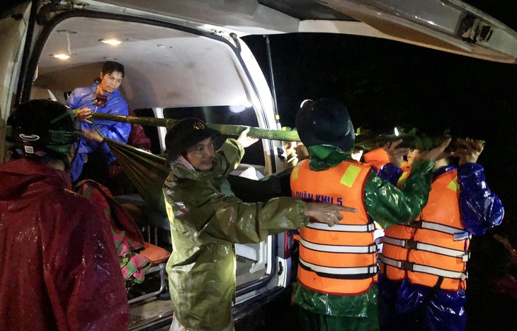 Nghẹt thở hành trình 20km xuyên đêm khiêng 3 người bị thương ở Đà Nẵng đến bệnh viện- Ảnh 4.