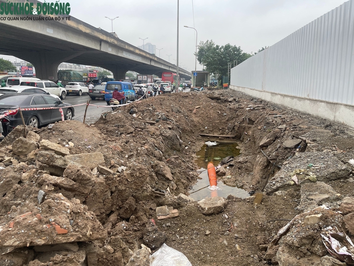 Hà Nội: Vỉa hè Nguyễn Xiển bị đào xới nham nhở, xuất hiện hố sâu nguy hiểm- Ảnh 3. Hà Nội: Vỉa hè Nguyễn Xiển bị đào xới nham nhở, xuất hiện hố sâu nguy hiểm- Ảnh 3.