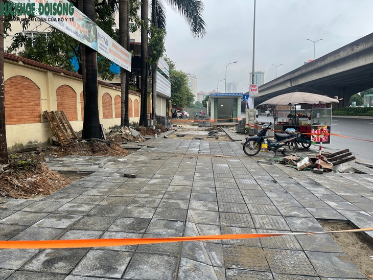 Hà Nội: Vỉa hè Nguyễn Xiển bị đào xới nham nhở, xuất hiện hố sâu nguy hiểm- Ảnh 10. Hà Nội: Vỉa hè Nguyễn Xiển bị đào xới nham nhở, xuất hiện hố sâu nguy hiểm- Ảnh 10.