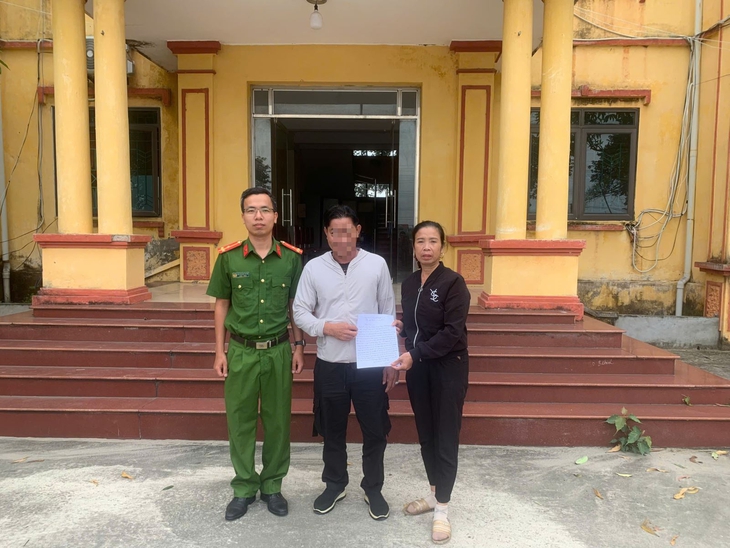 Nhận được số tiền 1 tỷ đồng trong tài khoản từ người lạ, người phụ nữ vội trình báo công an- Ảnh 1.