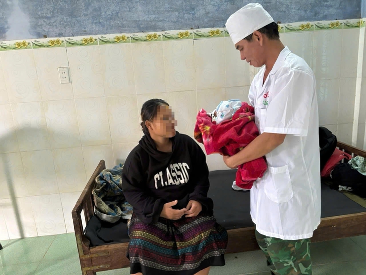 Quân y hỗ trợ thai phụ vùng biên khó sinh 'vượt cạn' khi mưa lũ chia cắt- Ảnh 1.