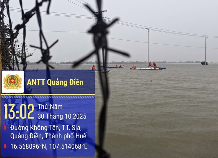 Đoàn cứu trợ may mắn thoát nạn khi lật ghe giữa đồng nước lũ- Ảnh 1.