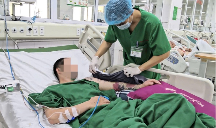 Thanh niên thợ mộc suýt mất tay chỉ vì bị muỗi đốt- Ảnh 3.