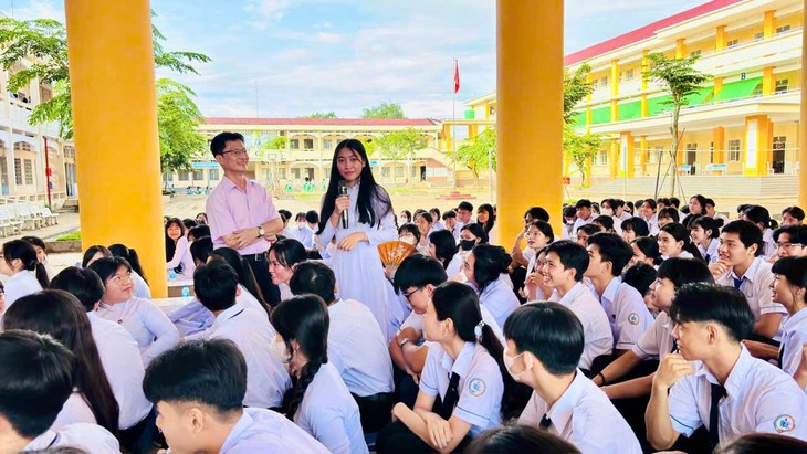 Xây dựng trường học không khói thuốc, bảo vệ thế hệ trẻ trước thuốc lá mới- Ảnh 1.