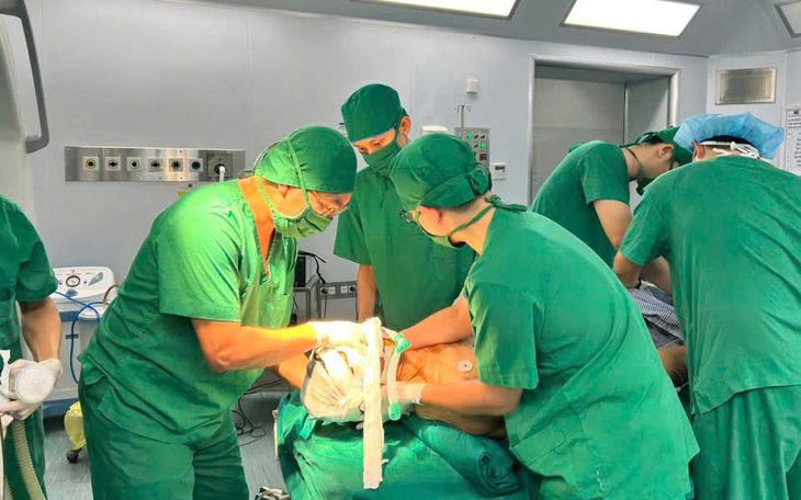 Phẫu thuật khẩn cứu nam bệnh nhân trượt hoàn toàn thân đốt sống sau cú ngã cao- Ảnh 3.