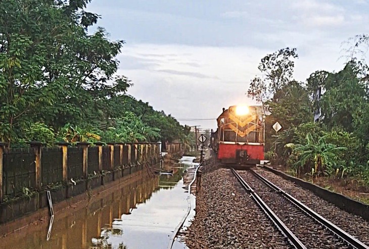 Đường sắt Bắc - Nam và đường Hồ Chí Minh thông tuyến trở lại sau mưa lũ- Ảnh 3.
