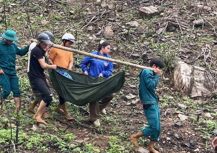 Băng rừng khiêng bệnh nhân bị tai biến đi cấp cứu - Ảnh 1.