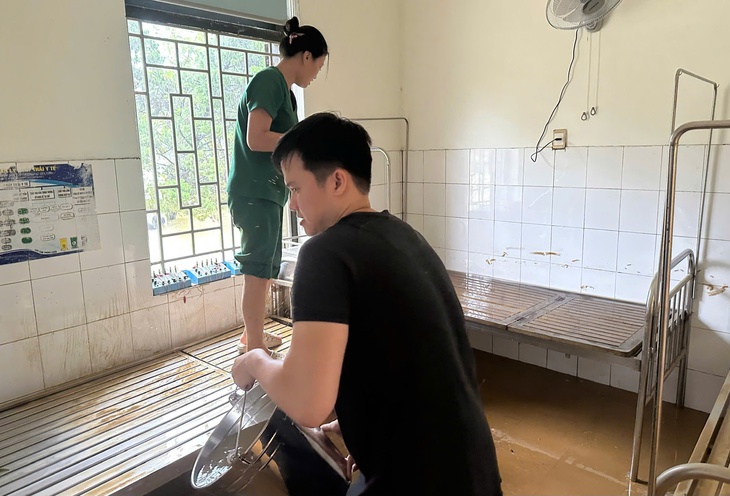 Bác sĩ, nhân viên y tế ở Huế xắn tay dọn bùn, đảm bảo khám chữa bệnh sau lũ- Ảnh 13.