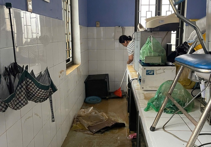 Bác sĩ, nhân viên y tế ở Huế xắn tay dọn bùn, đảm bảo khám chữa bệnh sau lũ- Ảnh 12.