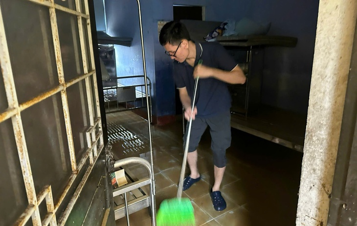 Bác sĩ, nhân viên y tế ở Huế xắn tay dọn bùn, đảm bảo khám chữa bệnh sau lũ- Ảnh 11.