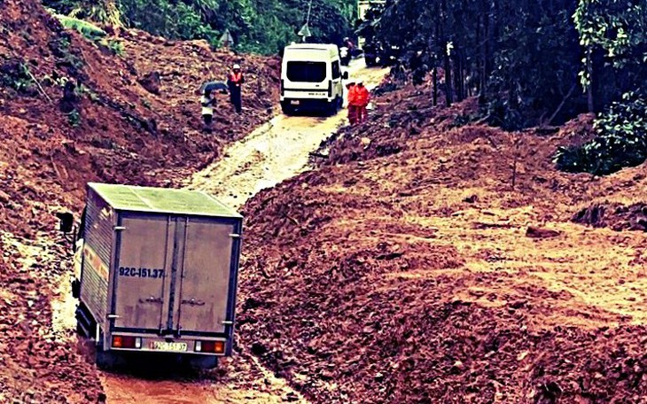 Bộ Xây dựng cảnh báo nguy cơ đâm va cầu vượt sông, lệnh khắc phục sạt lở thông tuyến cứu trợ- Ảnh 1.