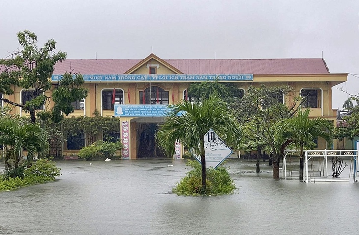 Hơn 28.000 học sinh Quảng Trị phải nghỉ học do mưa lũ, sạt lở- Ảnh 7.