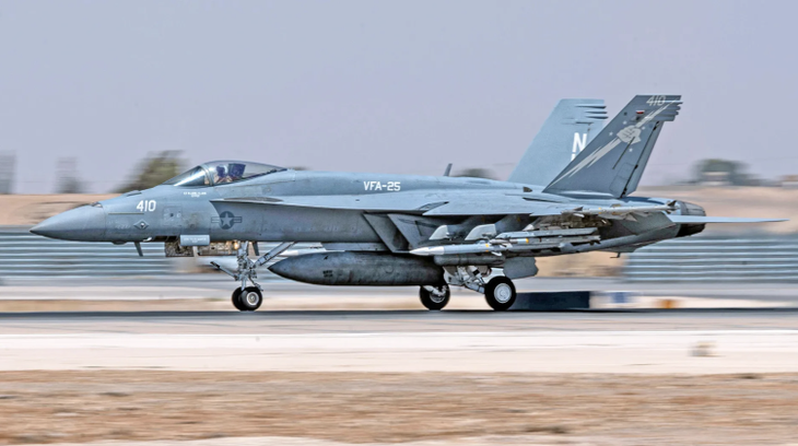 Máy bay F-18E Mỹ bắn hạ F-35B của Anh trong trận chiến mô phỏng - Ảnh 1. Máy bay F-18E Mỹ bắn hạ F-35B của Anh trong trận chiến mô phỏng - Ảnh 1.