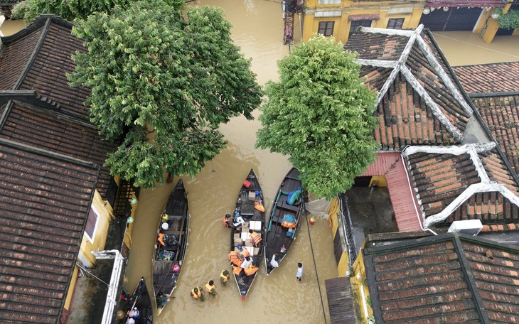 Mưa lũ lớn tiếp diễn ở Trung Bộ, cảnh báo lũ mới từ Nghệ An đến Quảng Trị