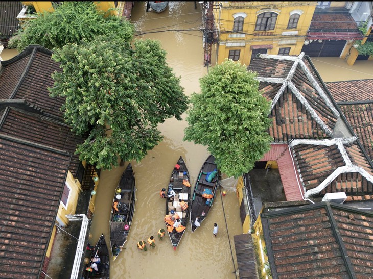 Mưa lũ lớn tiếp diễn ở Trung Bộ, cảnh báo lũ mới từ Nghệ An đến Quảng Trị- Ảnh 2.