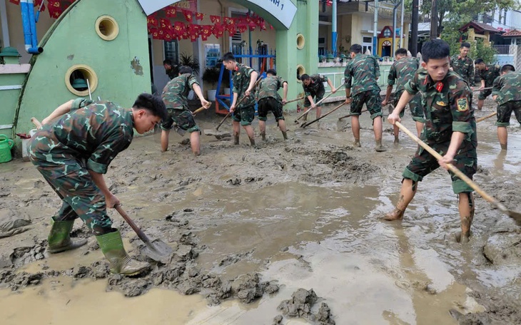 Sát cánh cùng nhân dân khắc phục hậu quả mưa lũ lịch sử