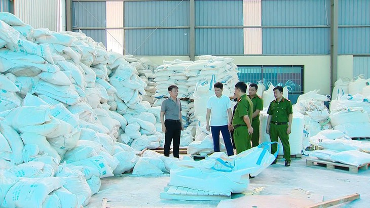 Đường dây sản xuất hàng triệu bình chữa cháy giả: Bắt 2 anh em lãnh đạo Công ty TNHH PCCC Tomoken - Ảnh 4. Đường dây sản xuất hàng triệu bình chữa cháy giả: Bắt 2 anh em lãnh đạo Công ty TNHH PCCC Tomoken - Ảnh 4.