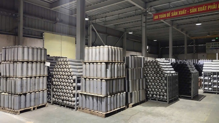 Đường dây sản xuất hàng triệu bình chữa cháy giả: Bắt 2 anh em lãnh đạo Công ty TNHH PCCC Tomoken - Ảnh 3. Đường dây sản xuất hàng triệu bình chữa cháy giả: Bắt 2 anh em lãnh đạo Công ty TNHH PCCC Tomoken - Ảnh 3.