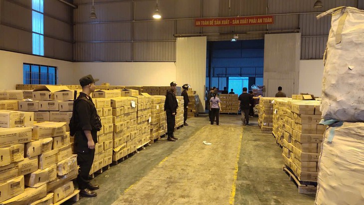Đường dây sản xuất hàng triệu bình chữa cháy giả: Bắt 2 anh em lãnh đạo Công ty TNHH PCCC Tomoken - Ảnh 2. Đường dây sản xuất hàng triệu bình chữa cháy giả: Bắt 2 anh em lãnh đạo Công ty TNHH PCCC Tomoken - Ảnh 2.