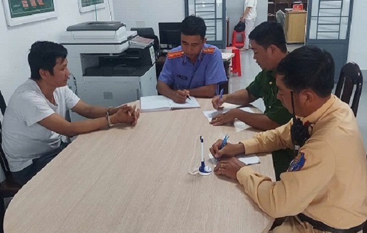 Công an Đồng Tháp tạm giữ lái xe ô tô chở hơn 11.000 bao thuốc lá điếu nhập lậu- Ảnh 2. Công an Đồng Tháp tạm giữ lái xe ô tô chở hơn 11.000 bao thuốc lá điếu nhập lậu- Ảnh 2.